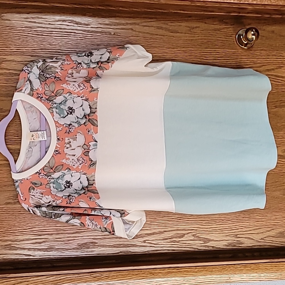 Short sleeve pastel top.